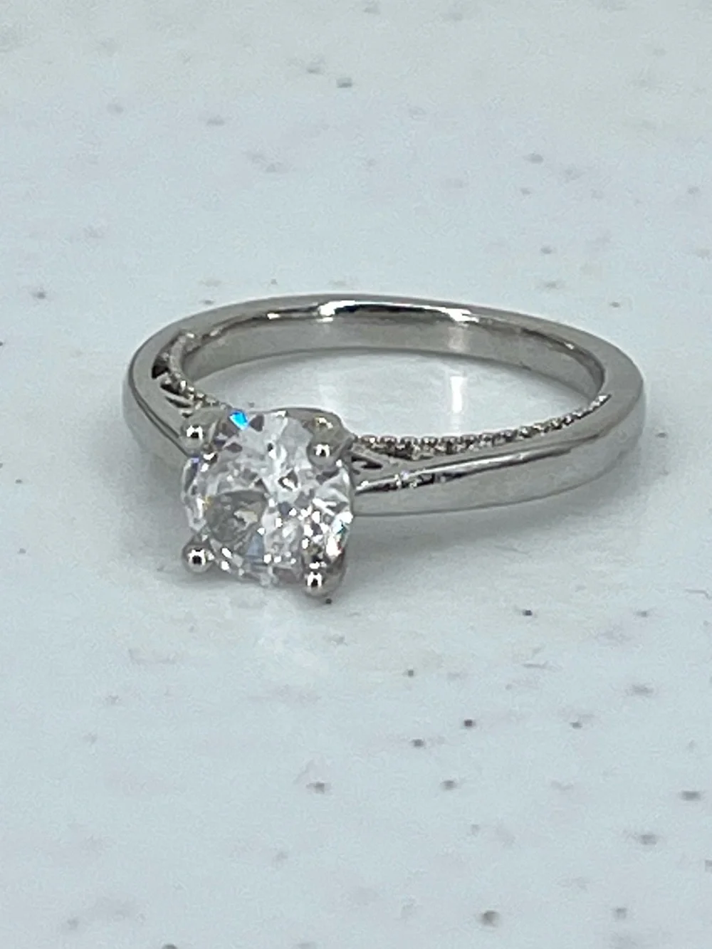 Fashion silver toned filigree diamond solitaire stone engagement style ring
